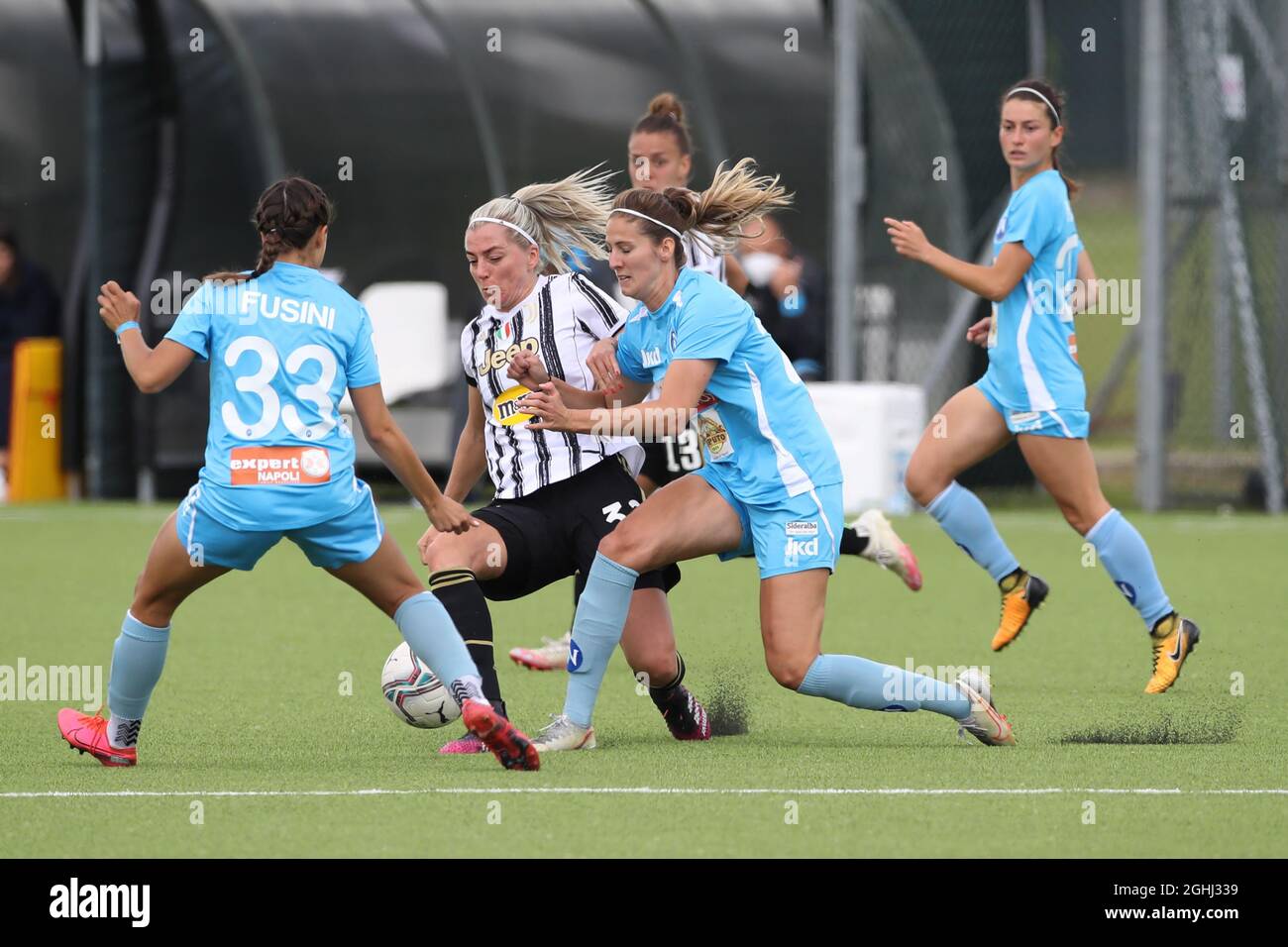 Turin, Italie, le 8 mai 2021. Martina Fusini de Napoli Femminile regarde comme coéquipier Pia Rijsdijk défis Linda Sembrant de Juventus pendant le match série A Femminile au Centre de formation de Juventus, Turin. Le crédit photo doit être lu : Jonathan Moscrop / Sportimage via PA Images Banque D'Images