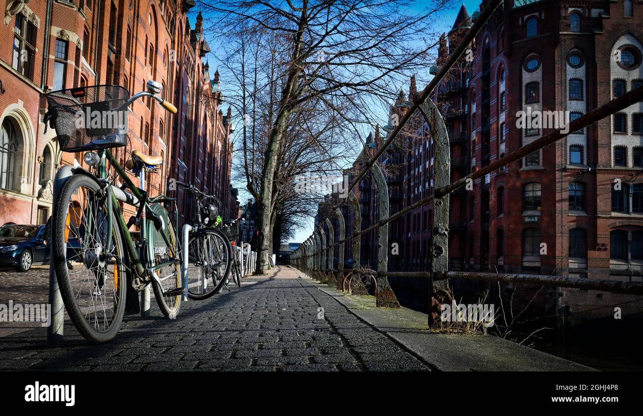 Photo panoramique de vélos garés sur le trottoir à Hambourg, Allemagne Banque D'Images