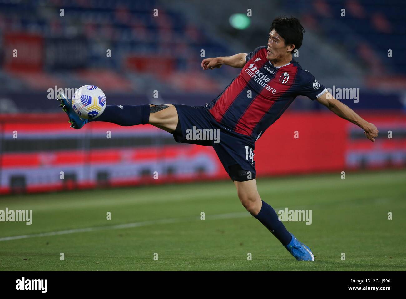 Bologne, Italie, le 23 mai 2021. Takehiro Tomiyasu du FC de Bologne pendant la série Un match à Renato Dall'Ara, Bologne. Le crédit photo doit être lu : Jonathan Moscrop / Sportimage via PA Images Banque D'Images
