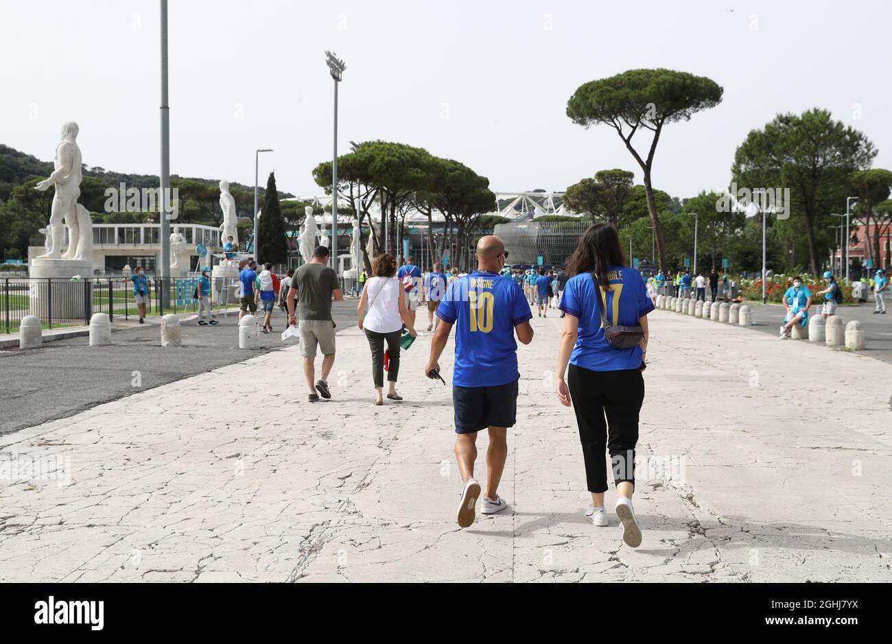 Rome, Italie, 20 juin 2021. Les fans marchent vers le stade lors du match des Championnats d'Europe de l'UEFA au Stadio Olimpico, Rome. Le crédit photo devrait se lire: Jonathan Moscrop / Sportimage Banque D'Images
