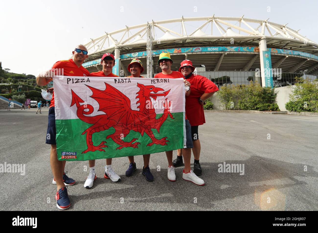 Rome, Italie, 20 juin 2021. Les fans gallois devant le stade lors du match des Championnats d'Europe de l'UEFA au Stadio Olimpico, à Rome. Le crédit photo devrait se lire: Jonathan Moscrop / Sportimage Banque D'Images
