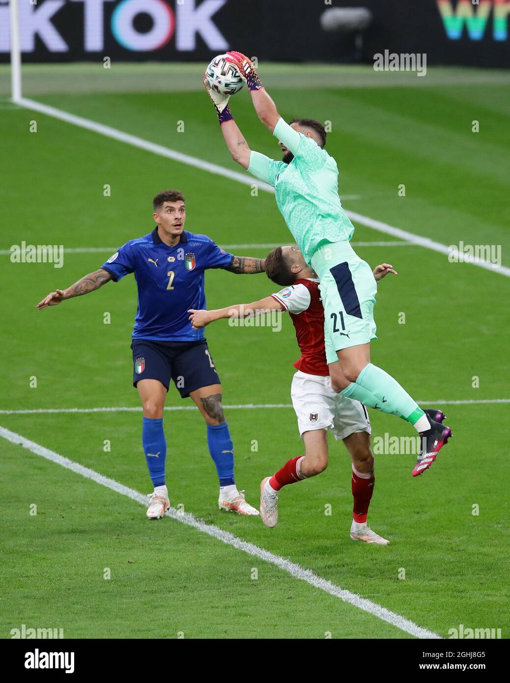 Londres, Angleterre, 26 juin 2021. Christopher Baumgartner, d'Autriche, est poleaxed par Gianluigi Donnarumma, d'Italie, alors qu'il récolte une balle de haut niveau lors du match des championnats d'Europe de l'UEFA au stade Wembley, à Londres. Le crédit photo devrait se lire: David Klein / Sportimage via PA Images Banque D'Images