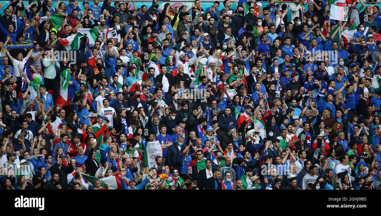 Londres, Angleterre, 6 juillet 2021. Les fans italiens contribuent à créer une atmosphère formidable lors du match de l'UEFA Euro 2020 au stade Wembley, Londres. Le crédit photo devrait se lire: David Klein / Sportimage via PA Images Banque D'Images