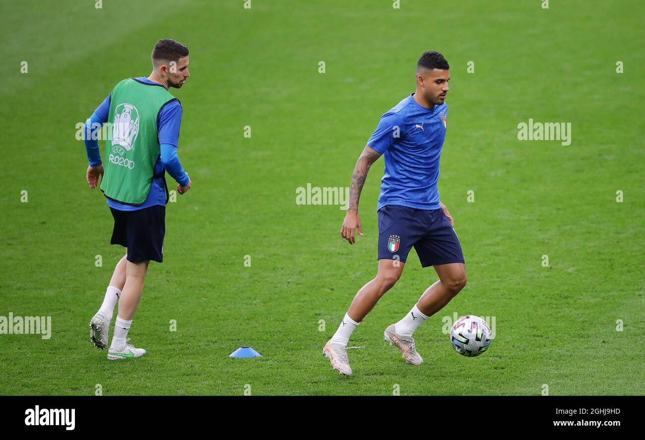 Londres, Angleterre, 11 juillet 2021. Jorginho d'Italie et Emerson d'Italie s'échauffent avant la finale de l'UEFA Euro 2020 au stade Wembley, Londres. Le crédit photo devrait se lire: David Klein / Sportimage via PA Images Banque D'Images