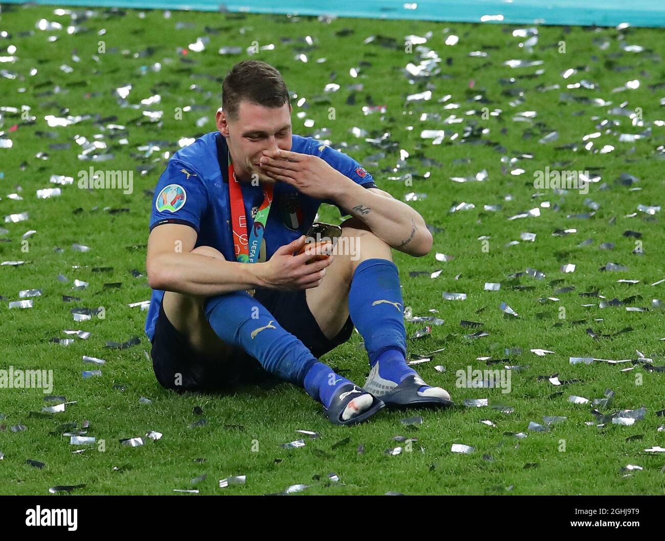 Londres, Angleterre, 11 juillet 2021. Andrea Belotti, d'Italie, pleure lors d'un appel téléphonique lors de la finale de l'UEFA Euro 2020 au stade Wembley, à Londres. Le crédit photo devrait se lire: David Klein / Sportimage via PA Images Banque D'Images