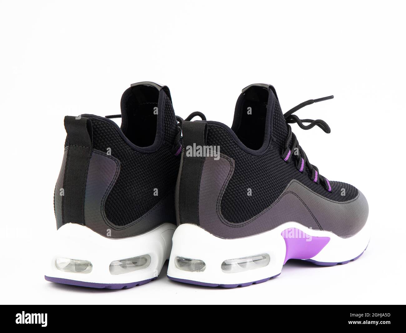 Chaussures de randonnée noires et violettes pour femmes, arrière-plan blanc isolé. Vue arrière. Chaussures de mode. Photoshoot pour le concept de la chaussure.'/ Banque D'Images