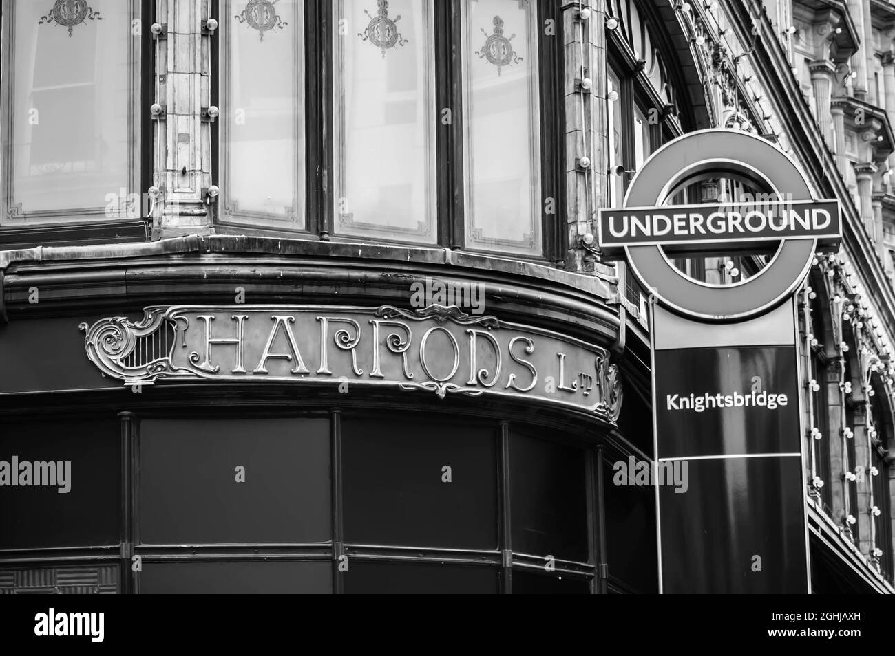 KNIGHTSBRIDGE, LONDRES, ANGLETERRE- 4 septembre 2021 : extérieur du grand magasin Harrods à Knightsbridge Banque D'Images