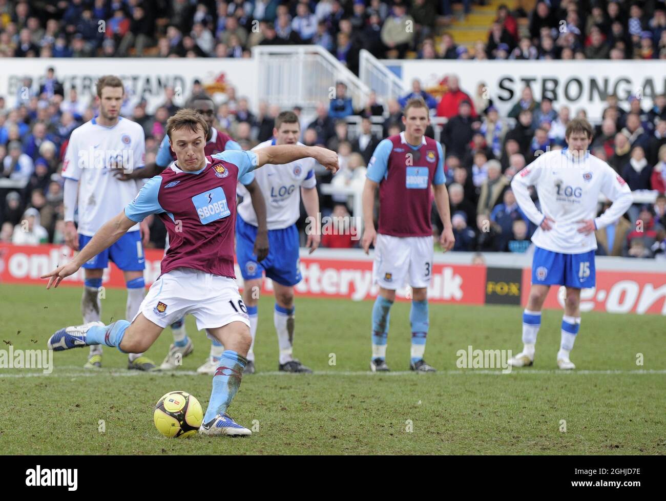 Mark Noble de West Ham marque son coup de pied de pénalité - coupe EON FA 4e tour, Hartlepool United vs West Ham United. Banque D'Images