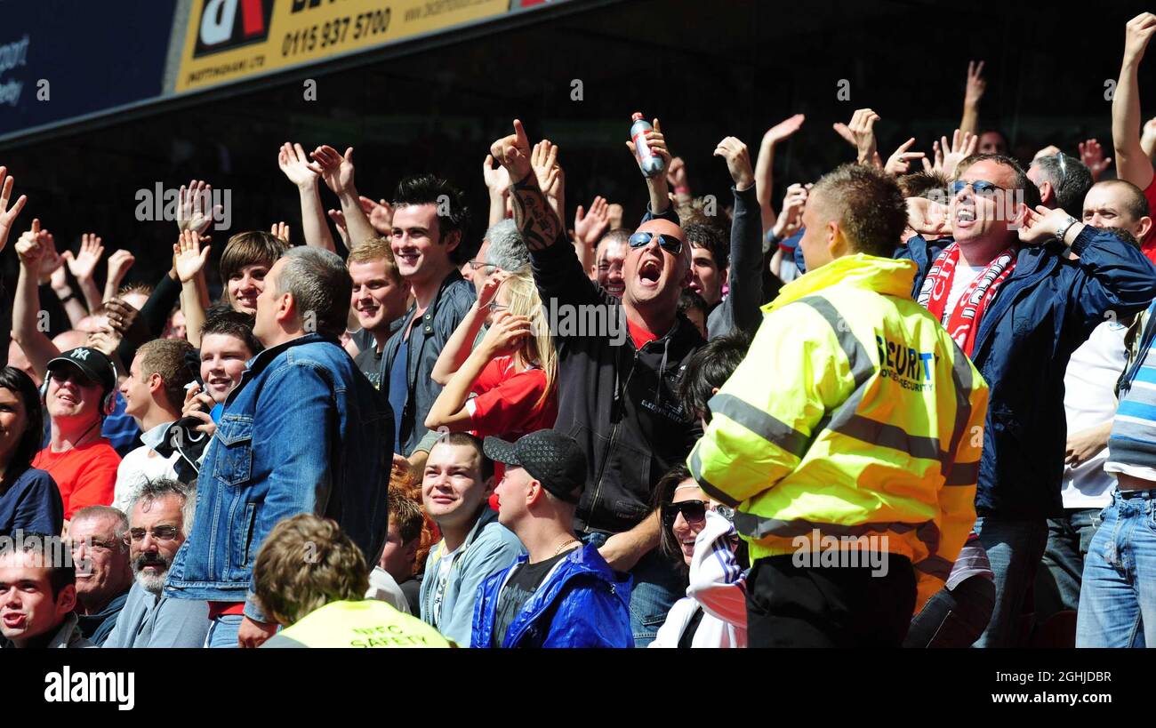 Les supporters se dégustent lors du championnat Coca Cola entre Nottingham Forest et le comté de Derby à Londres. Banque D'Images