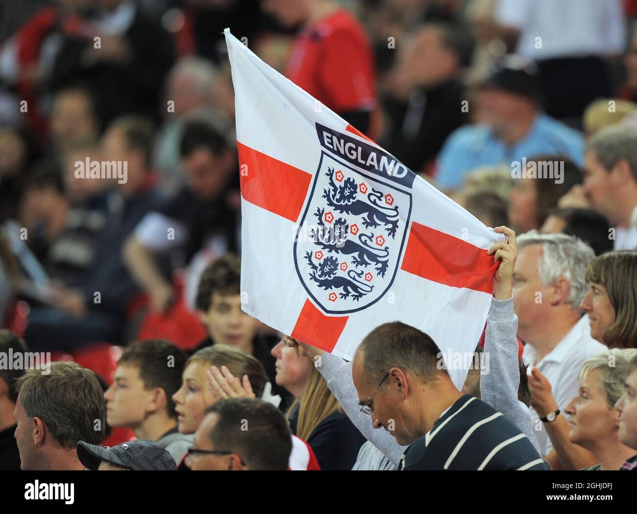 Un drapeau de l'Angleterre est détenu par les fans lors du match de qualification européen de la coupe du monde au stade Wembley, Londres. Banque D'Images