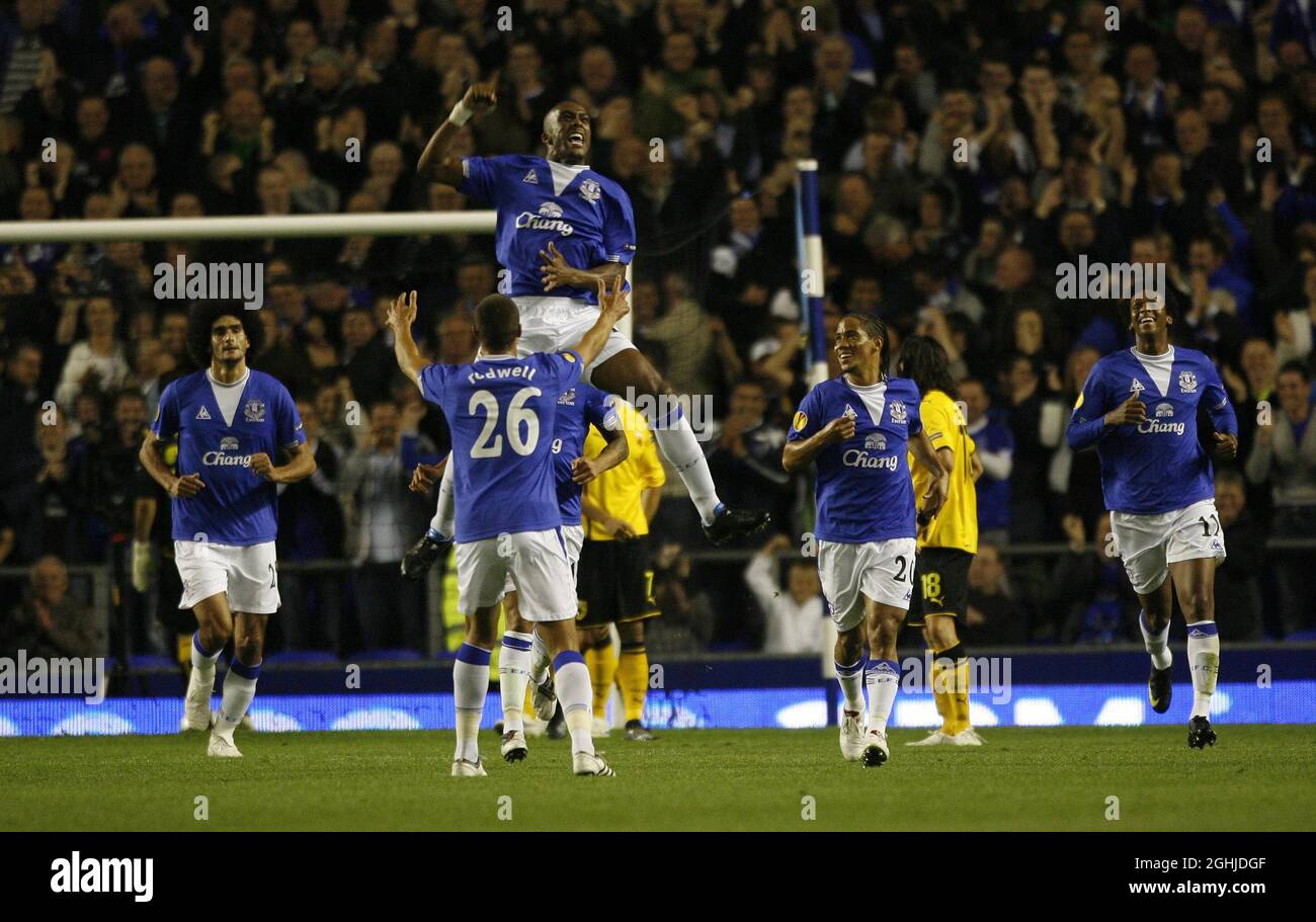 Sylvain Distin d'Everton célèbre son deuxième but et son premier pour le club lors du match de l'UEFA Champions League entre Everton et AEK Athènes à Goodison Park. Banque D'Images