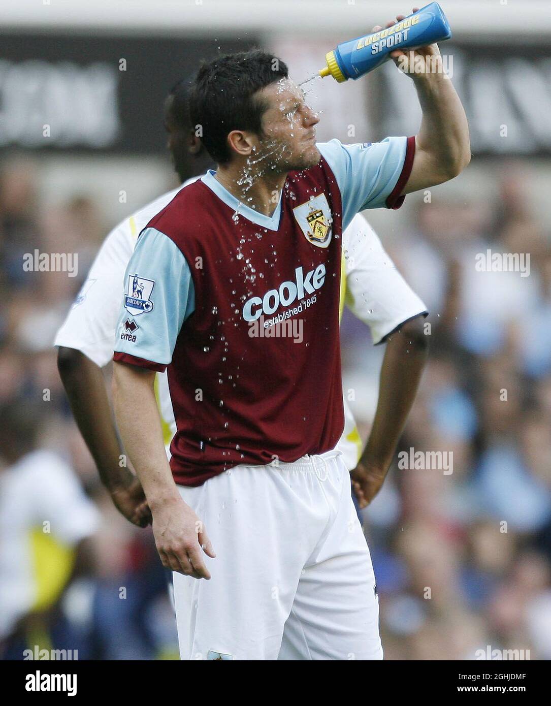 David Nugent de Burnley prend un verre lors du match de la Barclays Premier League entre le Tottenham Hotspur et Burnley à White Hart Lane à Tottenham. Banque D'Images