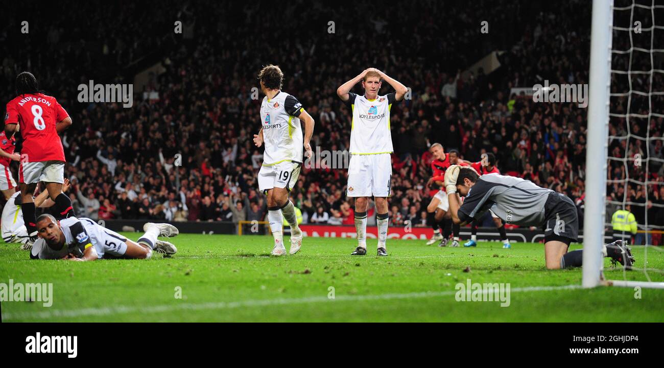 Désespoir pour Sunderand après Anton Ferdinand de Sunderland (L) a marqué un but propre pendant le match de la première ligue de Barclays entre Manchester United et Sunderland à Old Trafford à Manchester. Banque D'Images