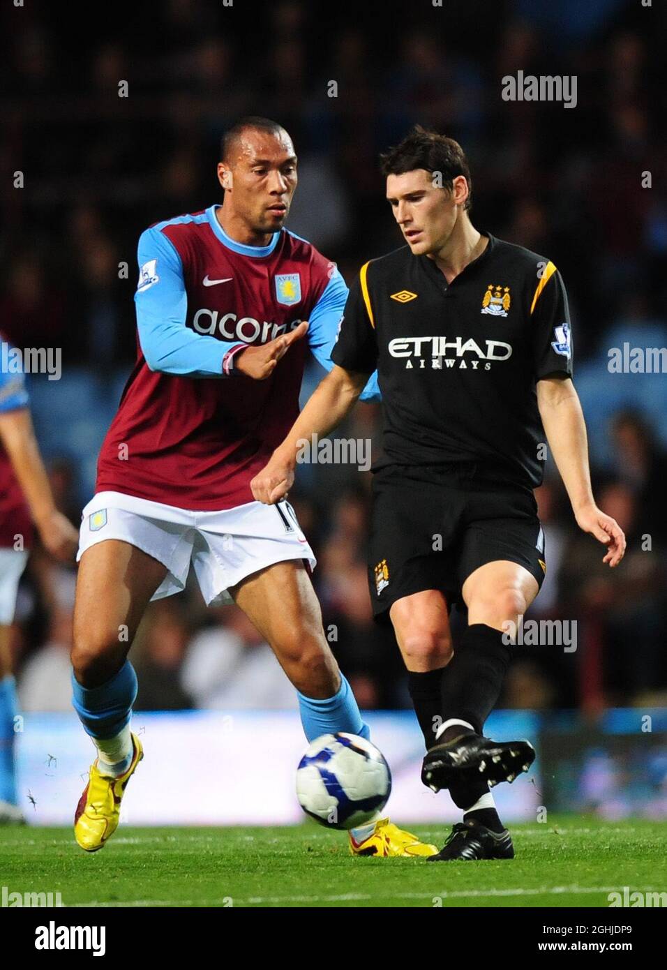 John Carew d'Aston Villa pousse Gareth Barry de Manchester City pendant le match de Barclays Premier League entre Aston Villa et Manchester City à Villa Park à Birmingham. Banque D'Images