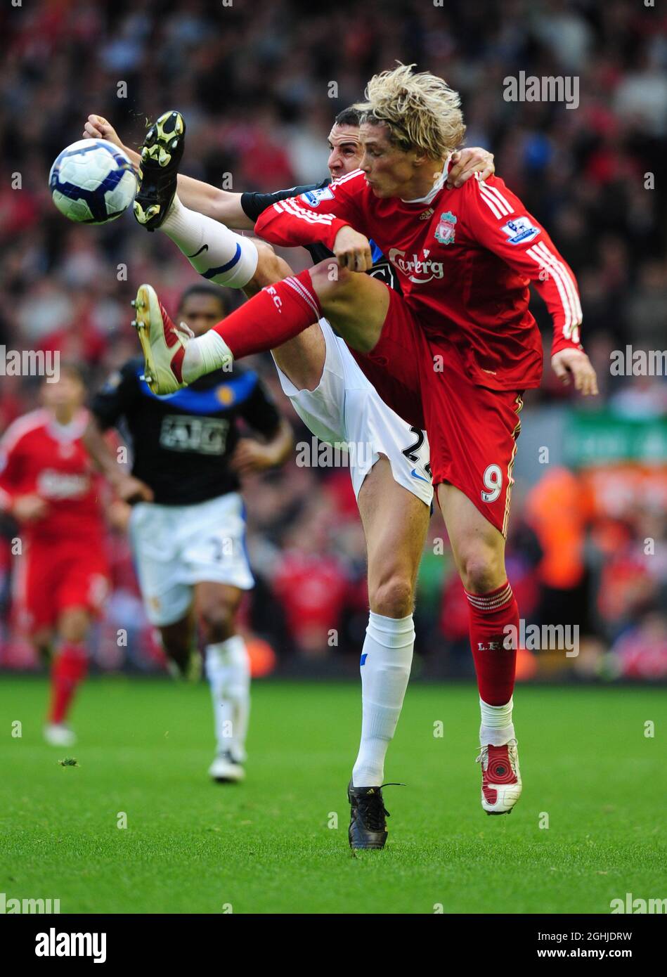 Fernando Torres de Liverpool défie avec Nemanja Vidic de Manchester United lors du match de la Barclays Premier League entre Liverpool et Manchester United à Anfield, Liverpool. Banque D'Images