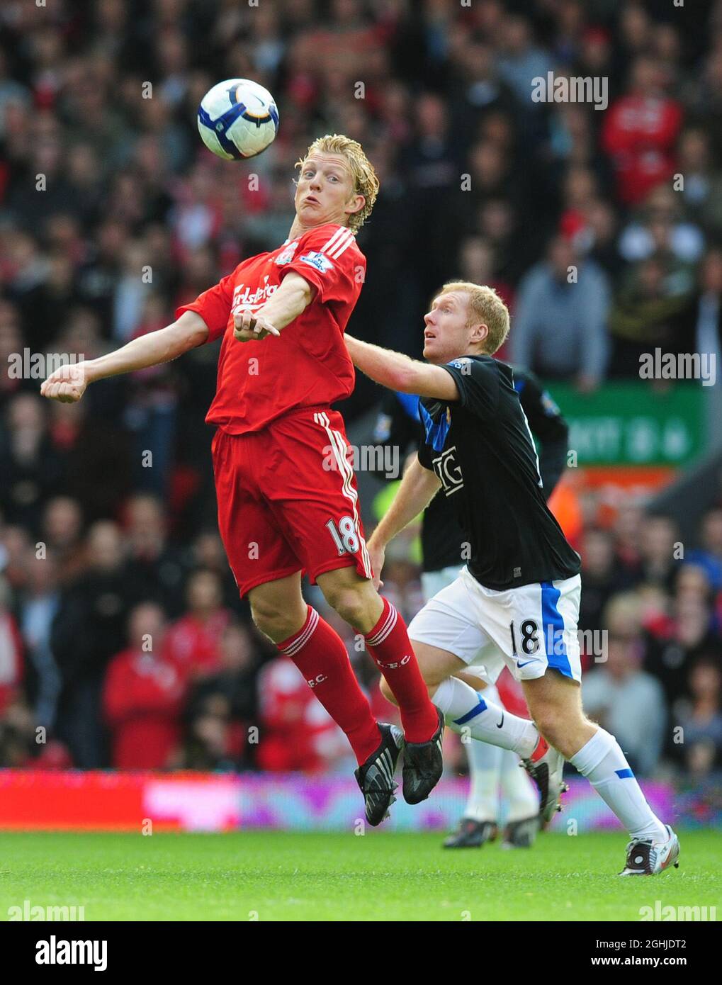 Dirk Kuyt de Liverpool et Paul Scholes de Manchester United lors du match de la Barclays Premier League entre Liverpool et Manchester United à Anfield, Liverpool. Banque D'Images