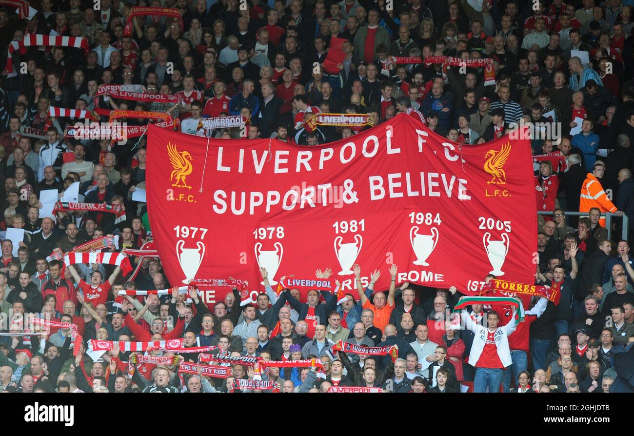 Les Fans De Liverpool Affichent Une Banniere Sur Le Kop Lors Du Match De La Barclays Premier League Entre Liverpool Et Manchester United A Anfield Liverpool Photo Stock Alamy
