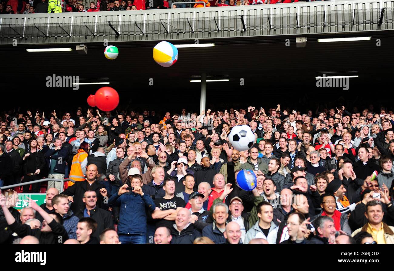 Les fans de Manchester United libèrent des ballons de plage tandis que les équipes entrent dans le stade lors du match de la Barclays Premier League entre Liverpool et Manchester United à Anfield, Liverpool. Banque D'Images