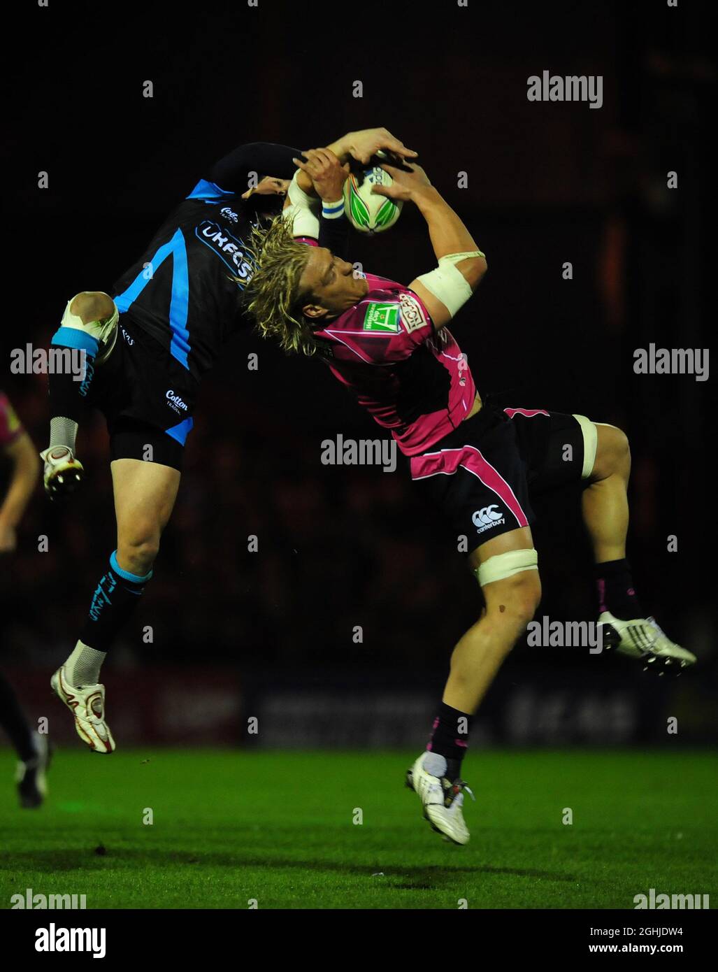 Andy Powell de Cardiff Blues recueille sous la pression de Nick Macleod de sale Sharks pendant la coupe Heineken entre sale Sharks et Cardiff Blues à Londres Banque D'Images