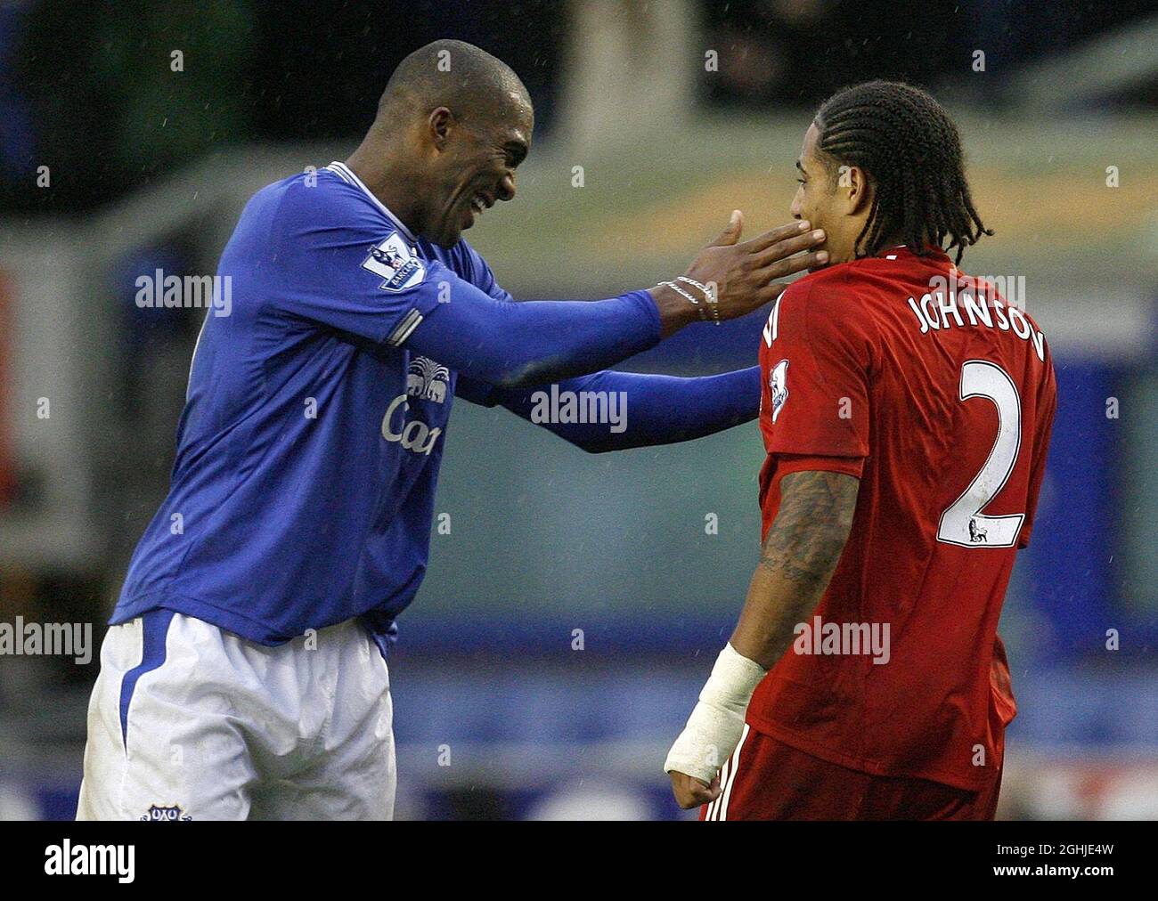 Sylvain Distin (L) d'Everton réagit avec Glen Johnson de Liverpool après le coup de sifflet final lors du match de Barclays Premier League entre Everton et Liverpool à Goodison Park, Liverpool. Banque D'Images