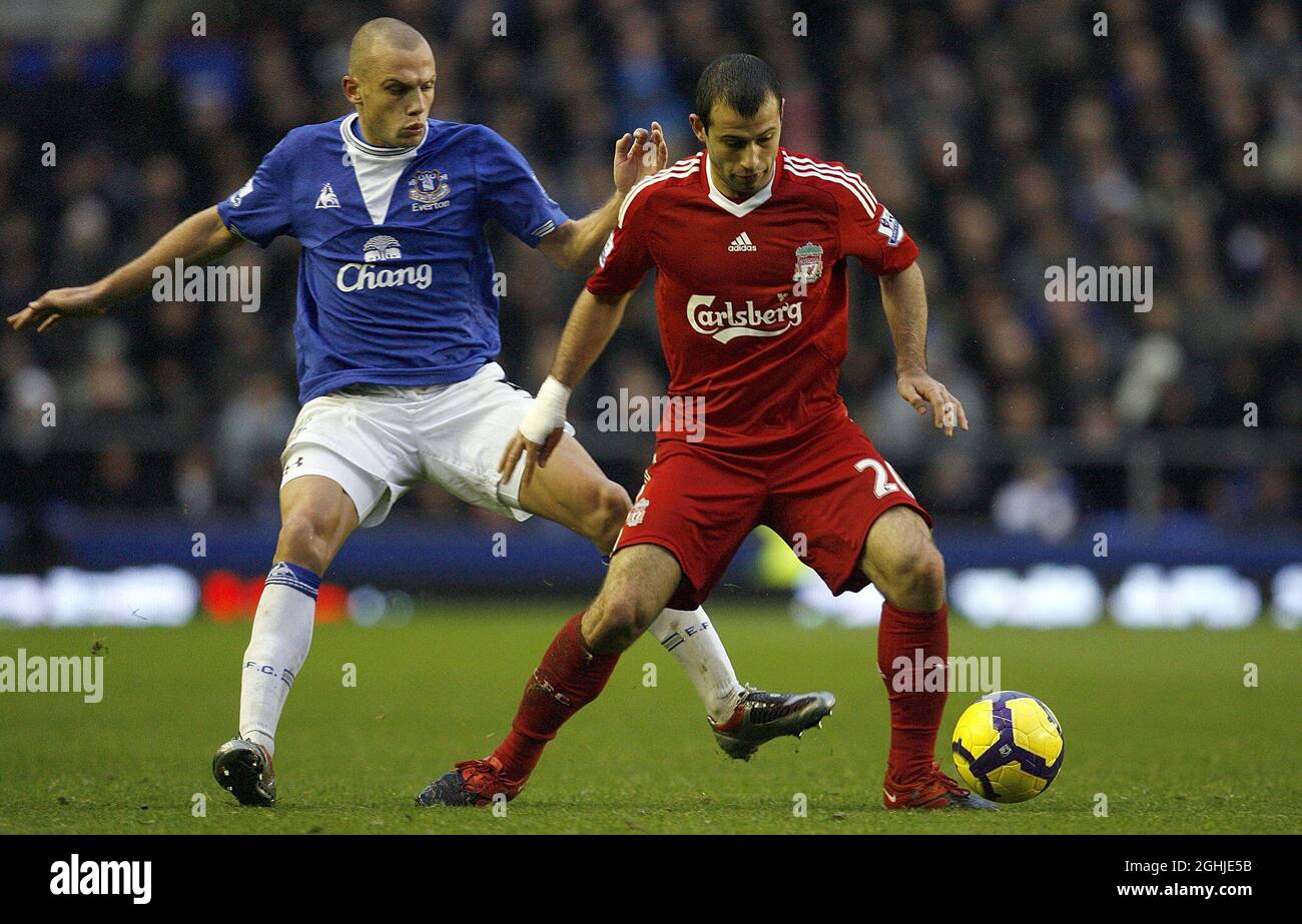 John Heitinga d'Everton en action avec Javier Mascherano de Liverpool pendant le match de la Barclays Premier League entre Everton et Liverpool à Goodison Park, Liverpool. Banque D'Images