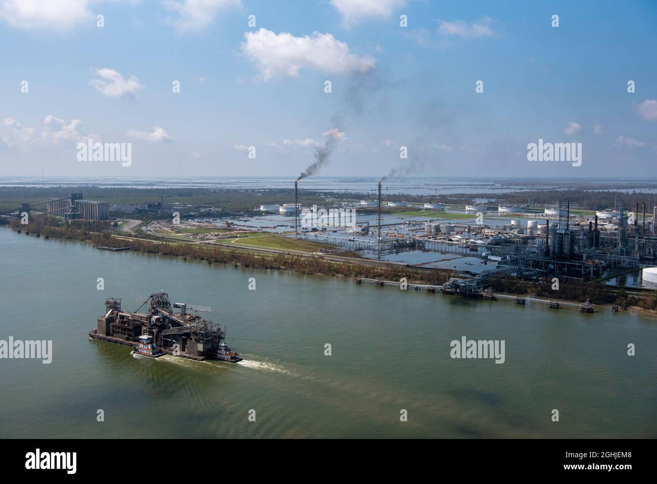 Belle chasse, États-Unis d'Amérique. 03 septembre 2021. Vue aérienne d'une raffinerie de pétrole inondée causée par l'ouragan Ida de catégorie 4 le long de la rive ouest du fleuve Mississippi à la paroisse de Plaquemines le 3 septembre 2021 à Belle chasse, en Louisiane. Crédit : PO2 Ryan Dickinson/États-Unis Coast Guard/Alamy Live News Banque D'Images