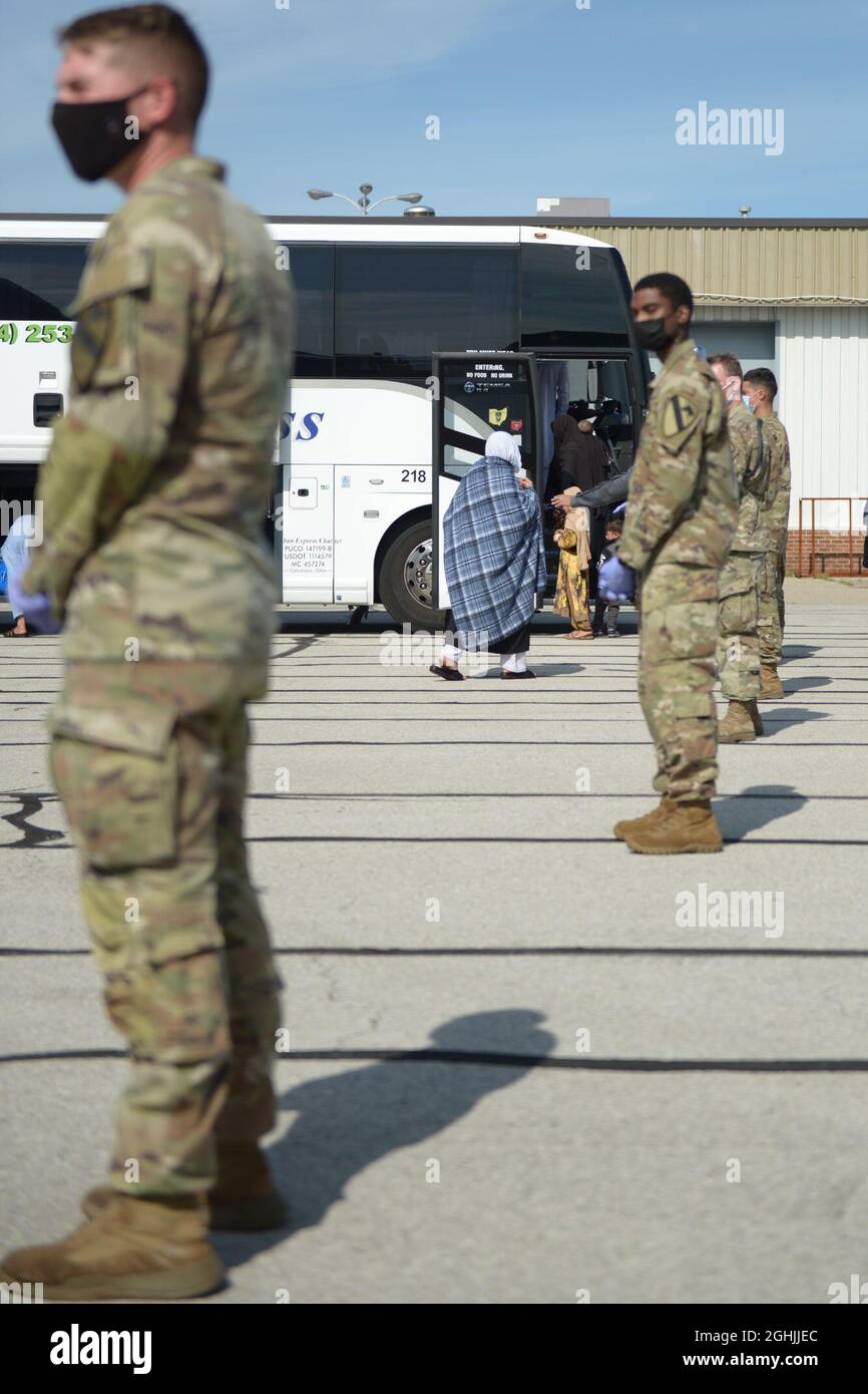 Les évacués afghans arrivent à Indianapolis le jeudi 2 septembre 2021, sous la surveillance des soldats de la 1re division de Cavalerie. Hoosiers accueillera les Afghans au Camp Atterbury, près d'Édimbourg, alors qu'ils commenceront leur réinstallation en toute sécurité aux États-Unis. Les soldats de la division et les soldats de la Garde nationale de l'Indiana fourniront des services de transport, de logement temporaire, de dépistage médical et de soutien logistique dans le cadre de l'opération alliés Bienvenue. (Photo de la Garde nationale de l'Indiana par le Sgt. Jeff Lowry, sorti) Banque D'Images