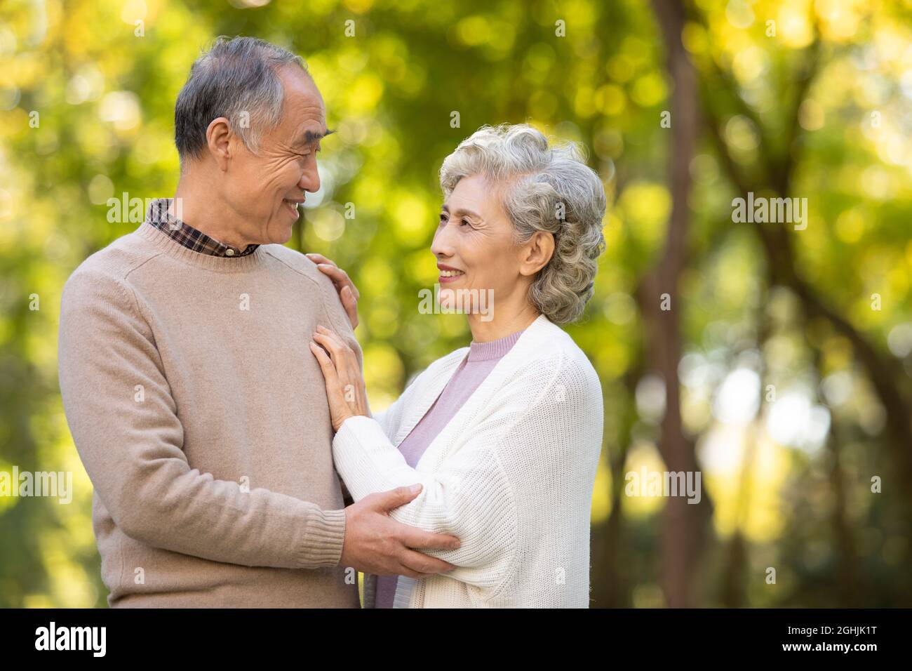 Joyeux couple senior dans le parc Banque D'Images