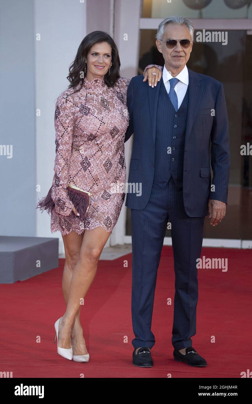 Veronica Berti et Andrea Bocelli assistent à la première de la Caja dans le cadre du 78e Festival international du film de Venise, en Italie, le 06 septembre 2021. Photo de Paolo Cotello/imageSPACE/MediaPunch Banque D'Images