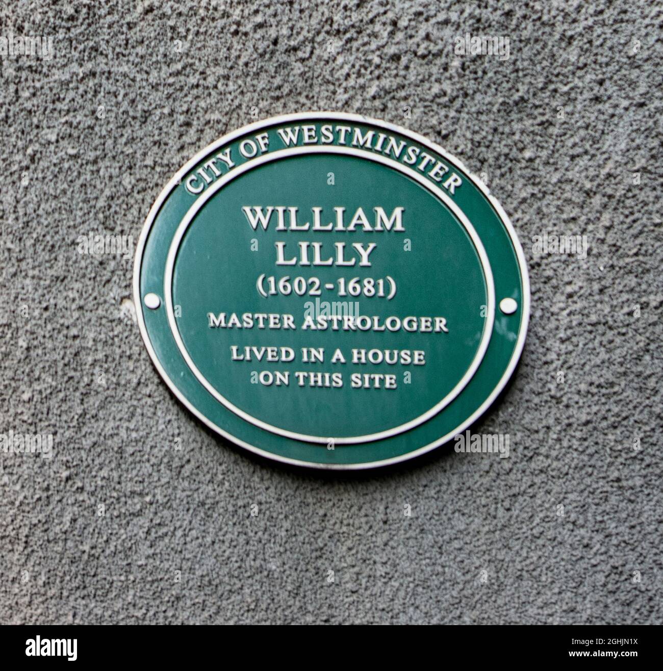Plaque commémorant William Lilly, 1602-1681, Maître astrologue, sur le Strand, Londres; Fixé au mur d'extrémité de la station de métro Strand Banque D'Images