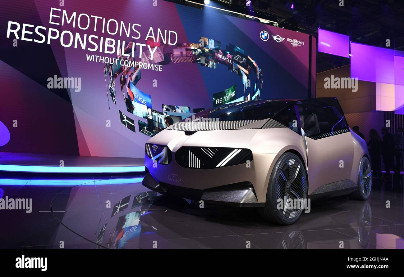 Munich, Allemagne. 6 septembre 2021. Une voiture concept circulaire BMW i Vision est exposée lors de la journée médiatique du salon automobile IAA Mobility à Munich, en Allemagne, le 6 septembre 2021. Le constructeur automobile allemand BMW a dévoilé lundi la BMW i Vision Circular, une voiture concept fabriquée à partir de matériaux recyclés et durables, et 100 % recyclable. Crédit: Lu Yang/Xinhua/Alay Live News Banque D'Images