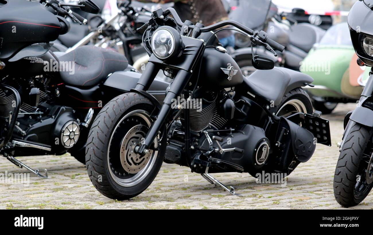 BRÊME, ALLEMAGNE - 05 septembre 2021 : une moto Harley-Davidson la machine  est peinte en noir c'est une marque américaine une moto Harley-Davidson a  le culte Photo Stock - Alamy