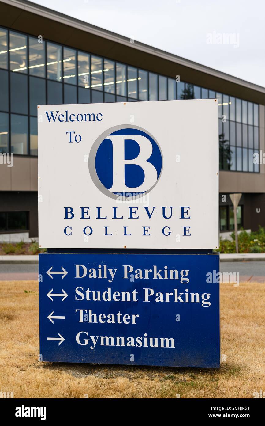 Bellevue, WA, États-Unis - 06 septembre 2021 ; panneau d'entrée du Bellevue College dans la banlieue est de Seattle de Bellevue. Le panneau donne des informations de direction Banque D'Images