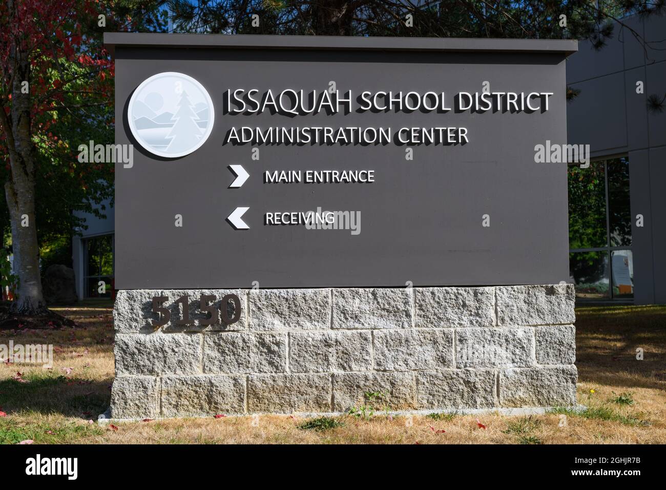 Issaquah, WA, Etats-Unis - 06 septembre 2021; Issaquah School District Administration Center signe dans la ville de Seattle. La signalisation est grise sur pierre Banque D'Images