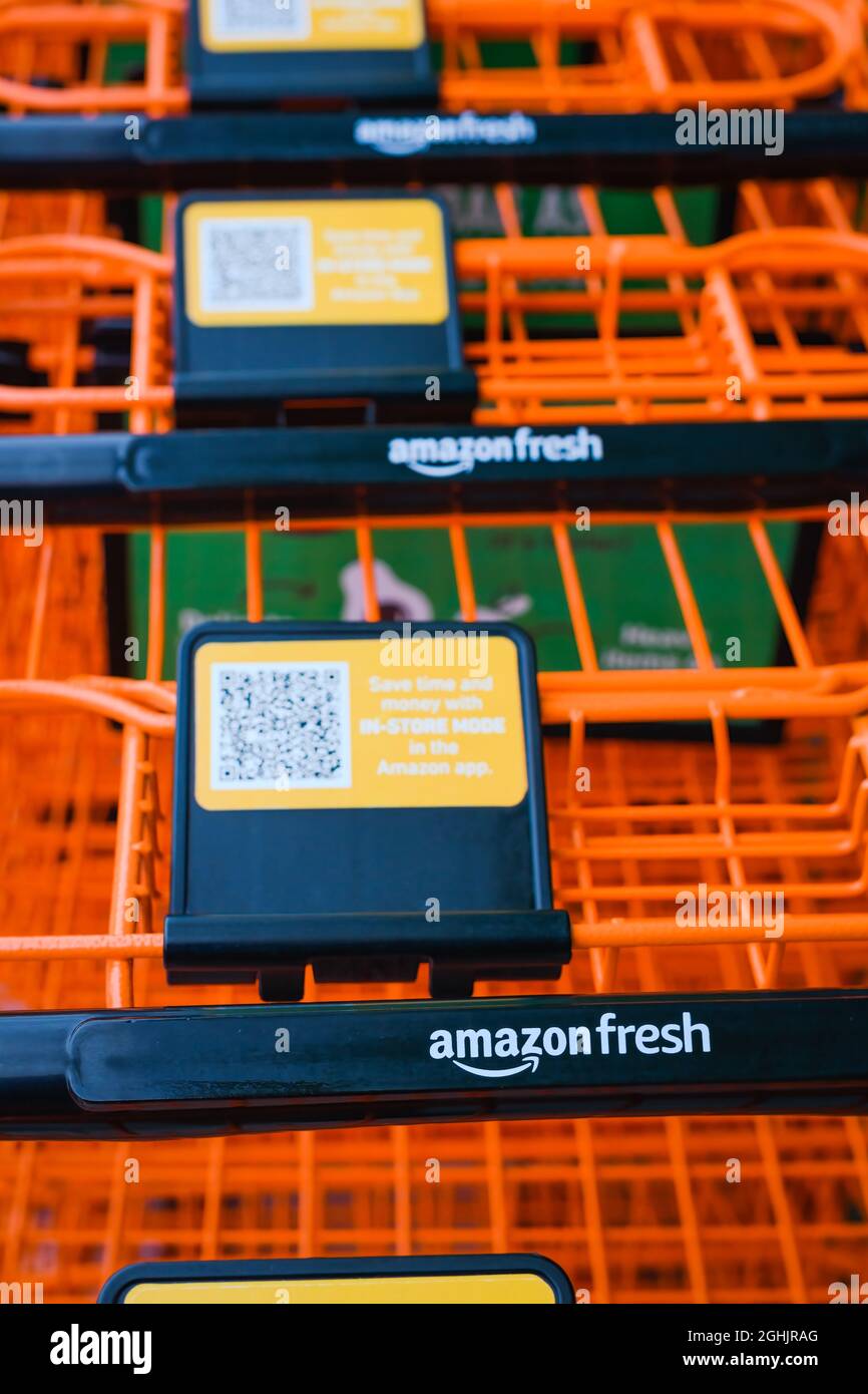 Factoria, WA, États-Unis - 06 septembre 2021 ; les chariots d'épicerie Orange se ferment à l'extérieur de l'emplacement Amazon Fresh à Factoria, Washington Banque D'Images
