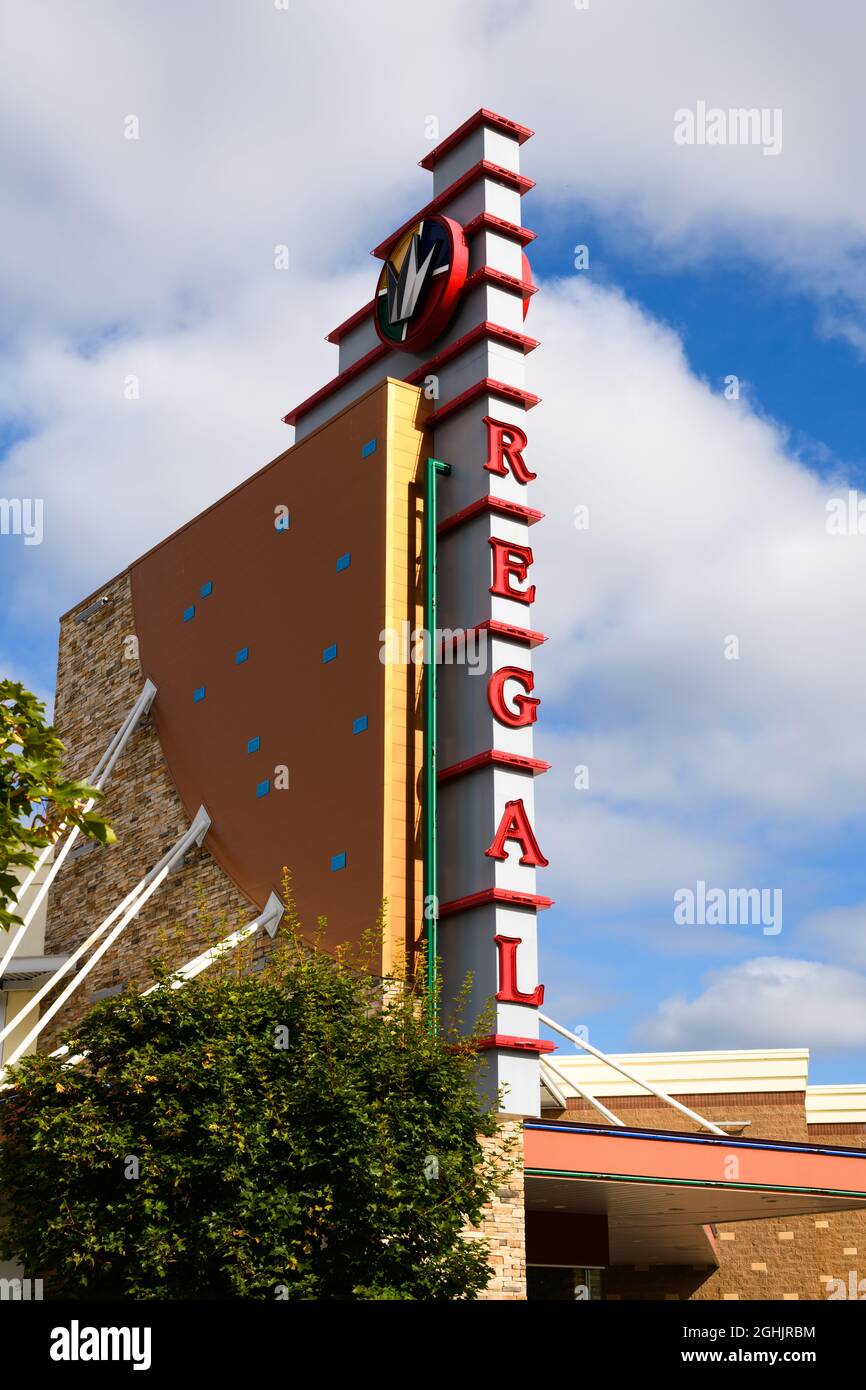 Issaquah, WA, États-Unis - 06 septembre 2021 ; panneau vertical du Regal Movie Theatre à Issaquah Highlands, dans l'ouest de l'État de Washington Banque D'Images