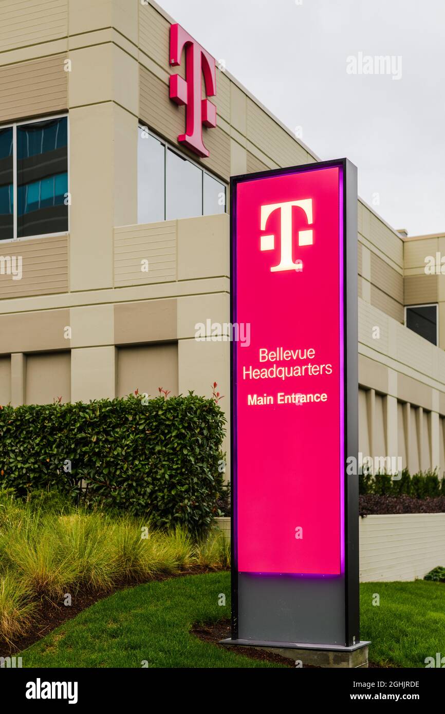 Factoria, WA, USA - 06 septembre 2021; T Mobile US Inc Siège social signalisation rose au campus de Factoria à Bellevue, État de Washington Banque D'Images