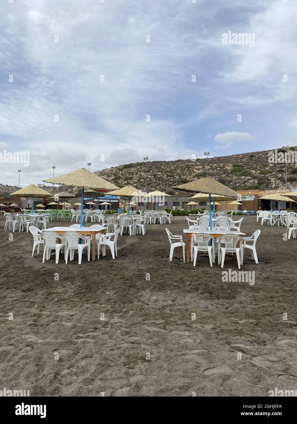 Sièges vides à la plage d'al hoceima Banque D'Images