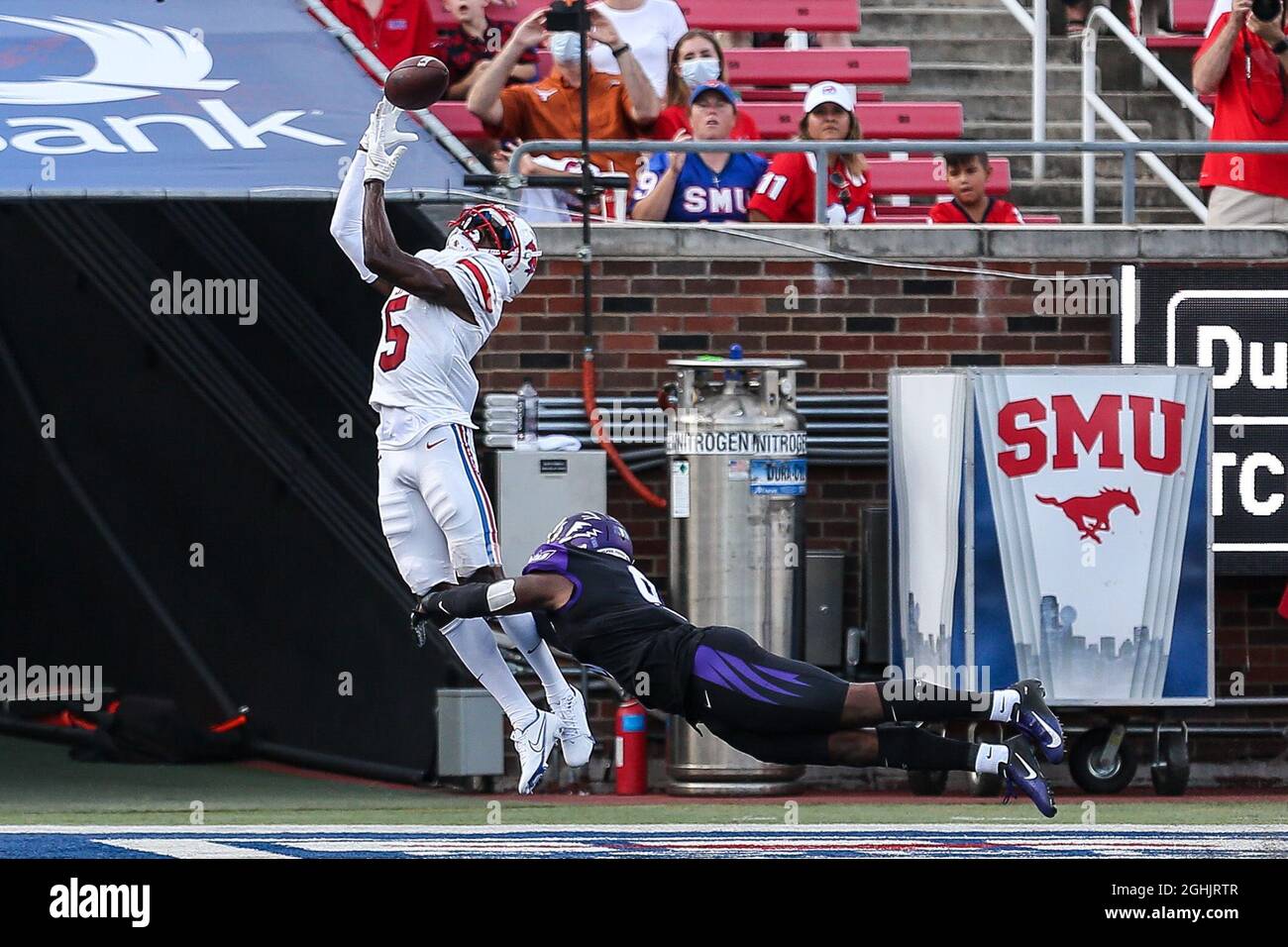 Dallas, Texas, États-Unis. 4 septembre 2021. Southern Methodist Mustangs Wide Receiver Danny Gray (5) en action pendant le match entre les Abilene Christian Wildcats et les SMU Mustangs au stade Gerald J. Ford à Dallas, Texas. (Credit image: © Dan Wozniak/ZUMA Press Wire) Banque D'Images