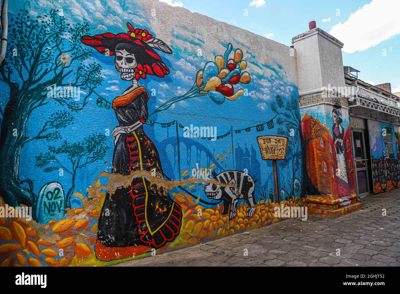 Dia de Muertos de la Catrina murale avec ballons colorés sur un mur bleu à  Nogales, Sonora Mexique et au nord de la ville Nogales Arizona, Etats-Unis,  Heroica Nogales, eu, Etats-Unis, Border,