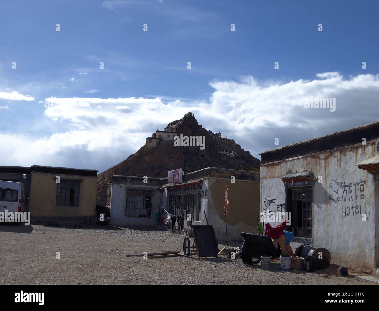 Hébergement de base sur les rives du lac Manasarovar, avec Chiu Gompa, un petit monastère tibétain construit dans les falaises d'une colline rouge abrupte dedans Banque D'Images