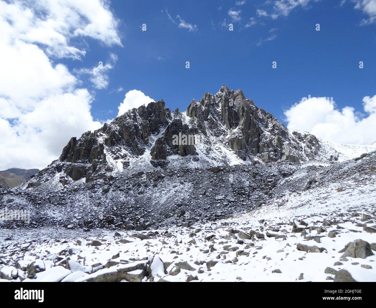 Paysage accidenté enneigé à Drolma la Pass, Mont Kailash, région autonome du Tibet, Chine Banque D'Images