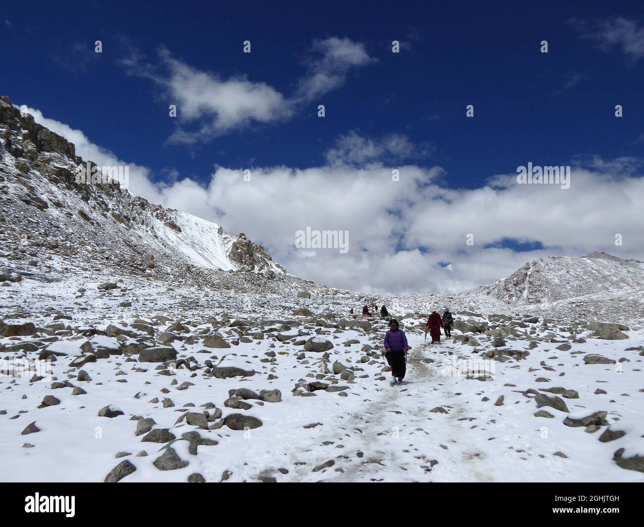 Pèlerins descendant du col de Drolma (5640m), le point culminant du trek autour du Mont Kailash, région autonome du Tibet, Chine Banque D'Images