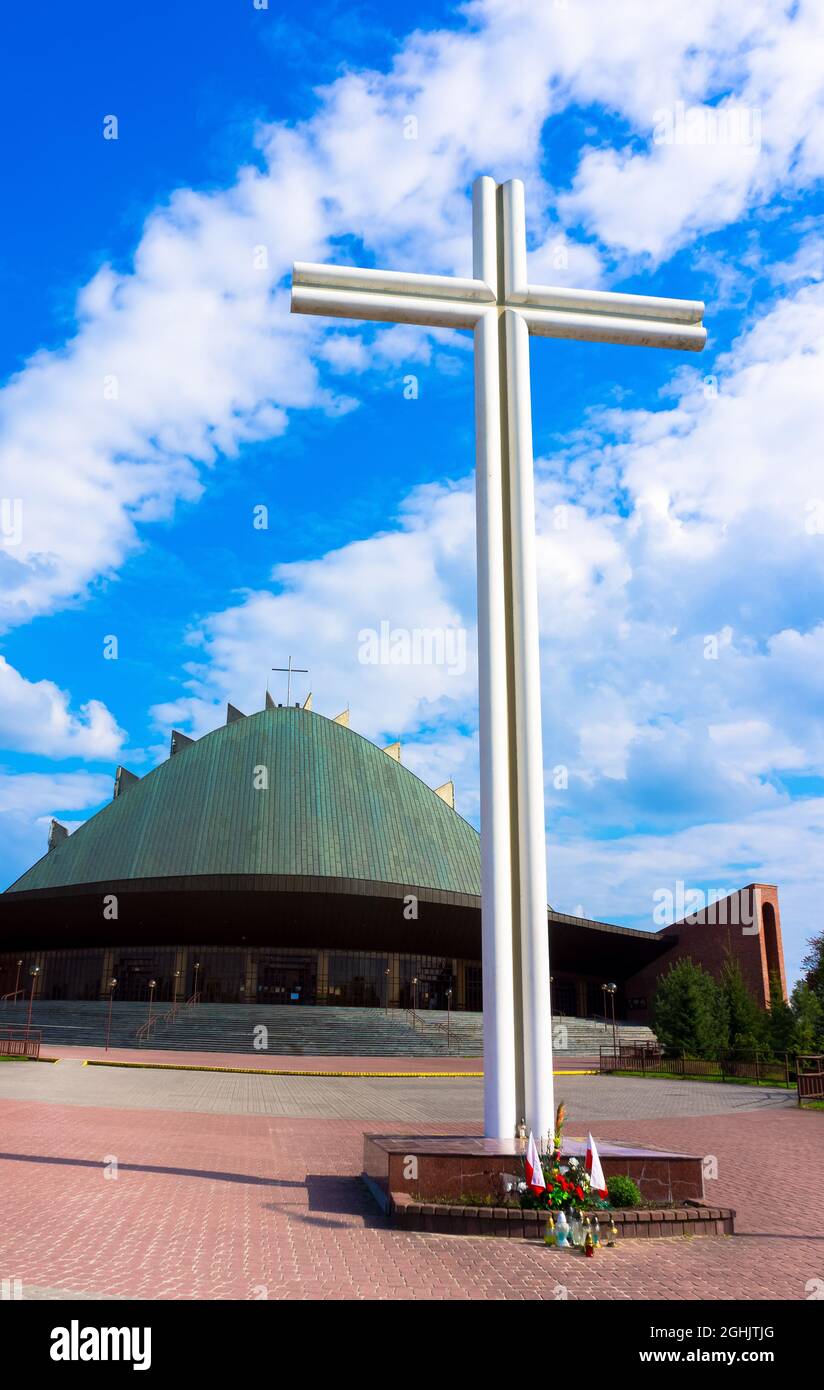 POZNAN, POLOGNE - 30 septembre 2016 : un cliché vertical du bâtiment de l'église chrétienne du NMP et une croix à Poznan, Pologne Banque D'Images