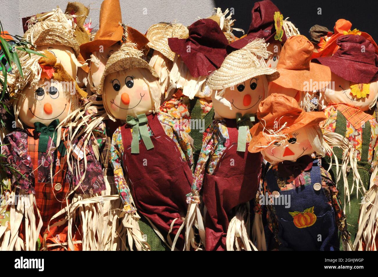 Poupées de fracas de récolte d'automne avec chapeaux de paille et vêtements  de fermier Photo Stock - Alamy