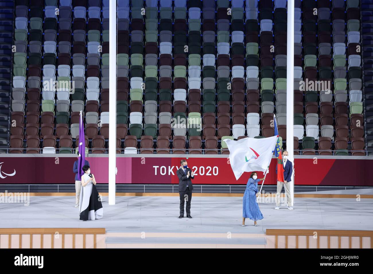 Anne Hidalgo, maire de Paris, fait le drapeau paralympique sous la surveillance du gouverneur de Tokyo Yuriko Koike et du président de l'IPC Andrew Parsons, le 5 septembre 2021, lors de la cérémonie de clôture des Jeux paralympiques de Tokyo de 2020 au stade olympique de Tokyo, au Japon. Credit: Koji Aoki/AFLO SPORT/Alay Live News Banque D'Images