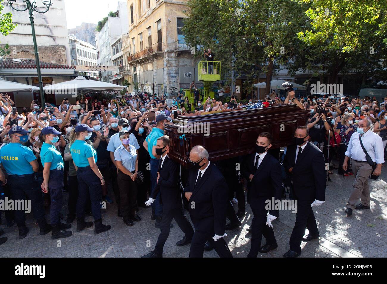 Athènes, Grèce. 6 septembre 2021. Le cercueil du regretté compositeur Mikis Theodorakis arrive à la cathédrale métropolitaine d'Athènes, en Grèce, le 6 septembre 2021. Le célèbre compositeur grec Mikis Theodorakis est décédé le 2 septembre à l'âge de 96 ans, a rapporté l'agence de presse nationale grecque AMNA. Crédit: Marios Lolos/Xinhua/Alamy Live News Banque D'Images