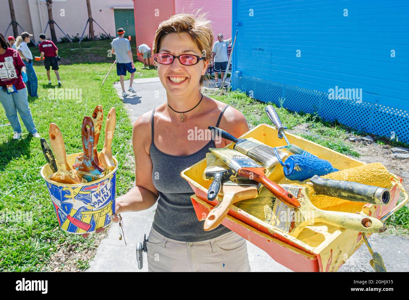 Miami Beach Florida, mains sur HANDSON Miami Day, bénévoles bénévoles bénévolat travail d'équipe, école primaire Biscayne femme hispanique peinture féminine, su Banque D'Images