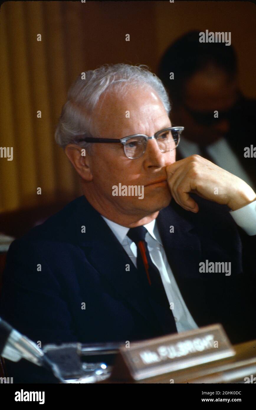 Le sénateur américain Al Gore, Sr. (Démocrate du Tennessee), père de l'ancien vice-président américain Al Gore, Jr., écoute le témoignage devant le Comité sénatorial américain des relations étrangères à Capitol Hill, à Washington, DC, le jeudi 20 février 1969. Credit: Arnie Sachs / CNP / MediaPunch Banque D'Images