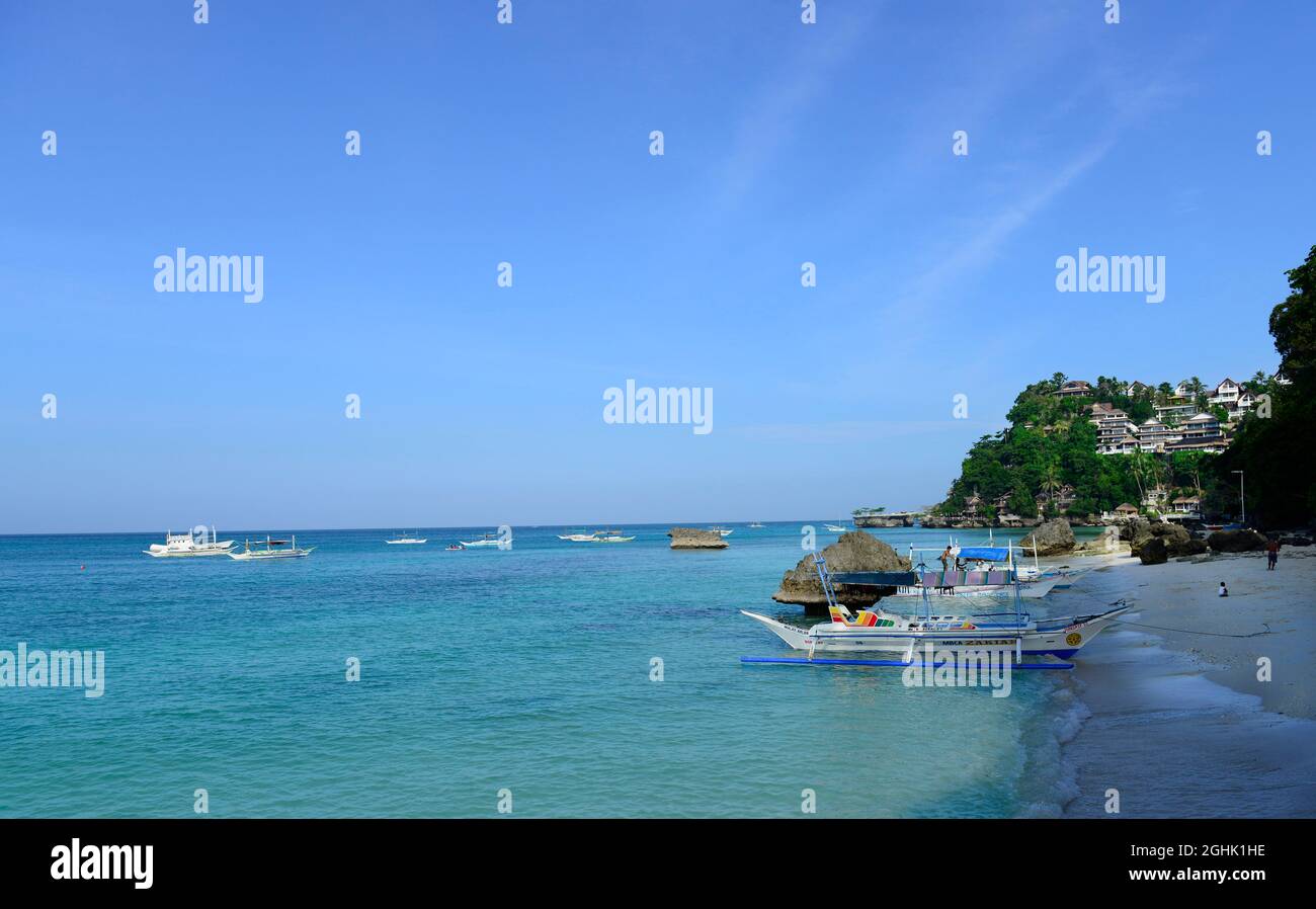 Bateaux amarrés dans l'eau en face de la plage Bulabog à Boracay, aux Philippines. Banque D'Images